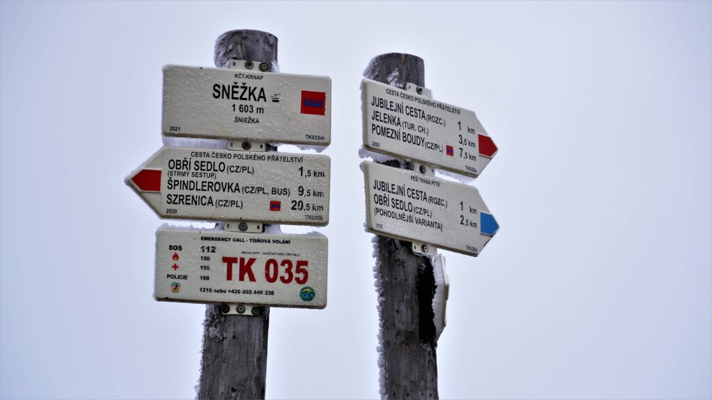 Oblodzone tablice oznakowania szlaków na Śnieżce