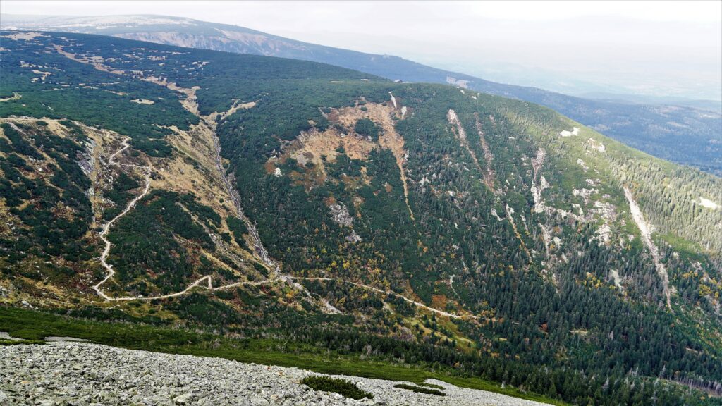 Widok na czerwony szlak w Dolinie Łomniczki w Karkonoszach