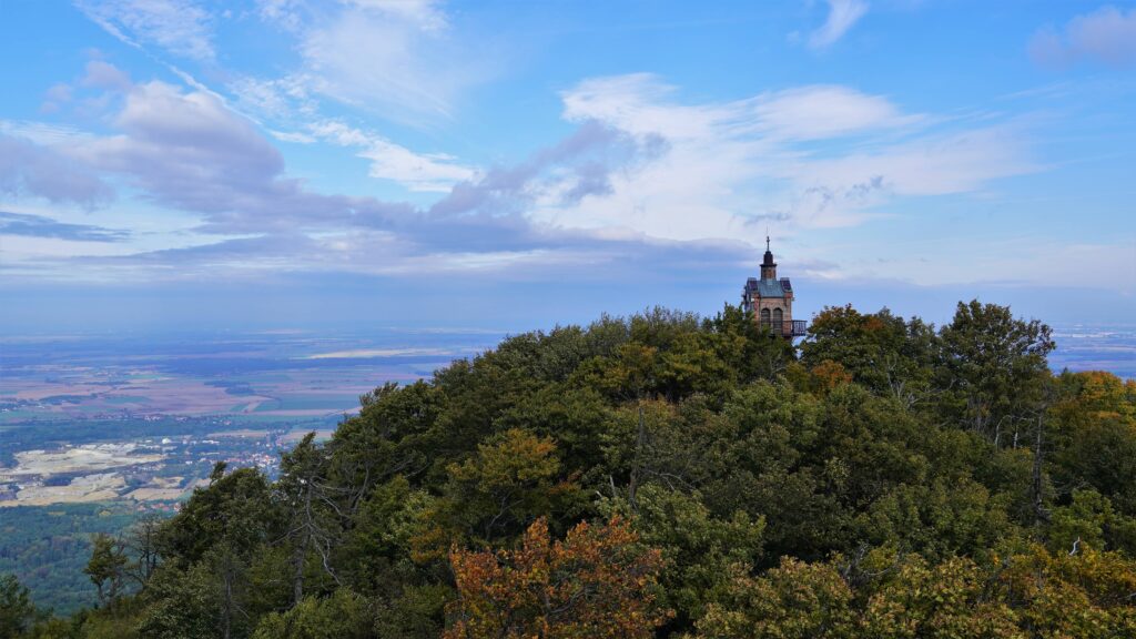 Widok na wieżę kościoła z wieży widokowej na Ślęży