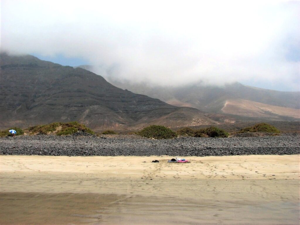 Famara skały we mgle Lanzarote