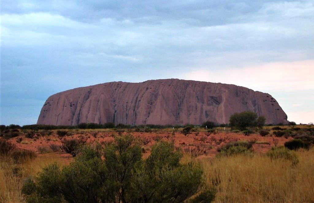 Uluru o zachodzie słońca Australia