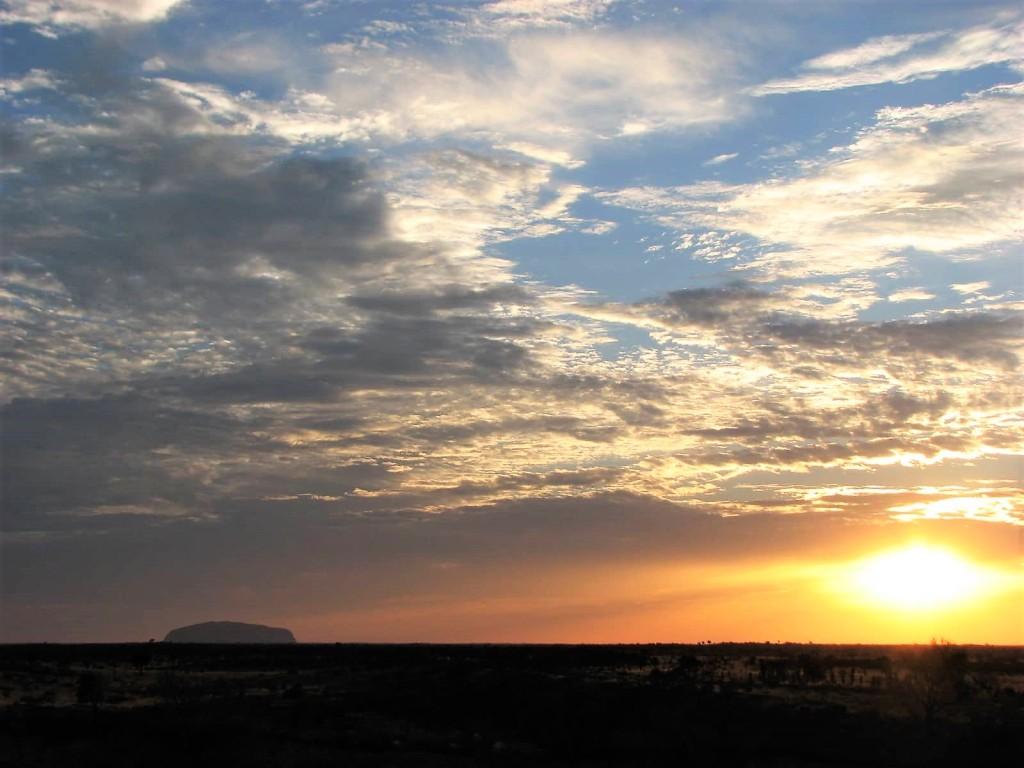 Uluru w promieniach słońca o świcie Australia