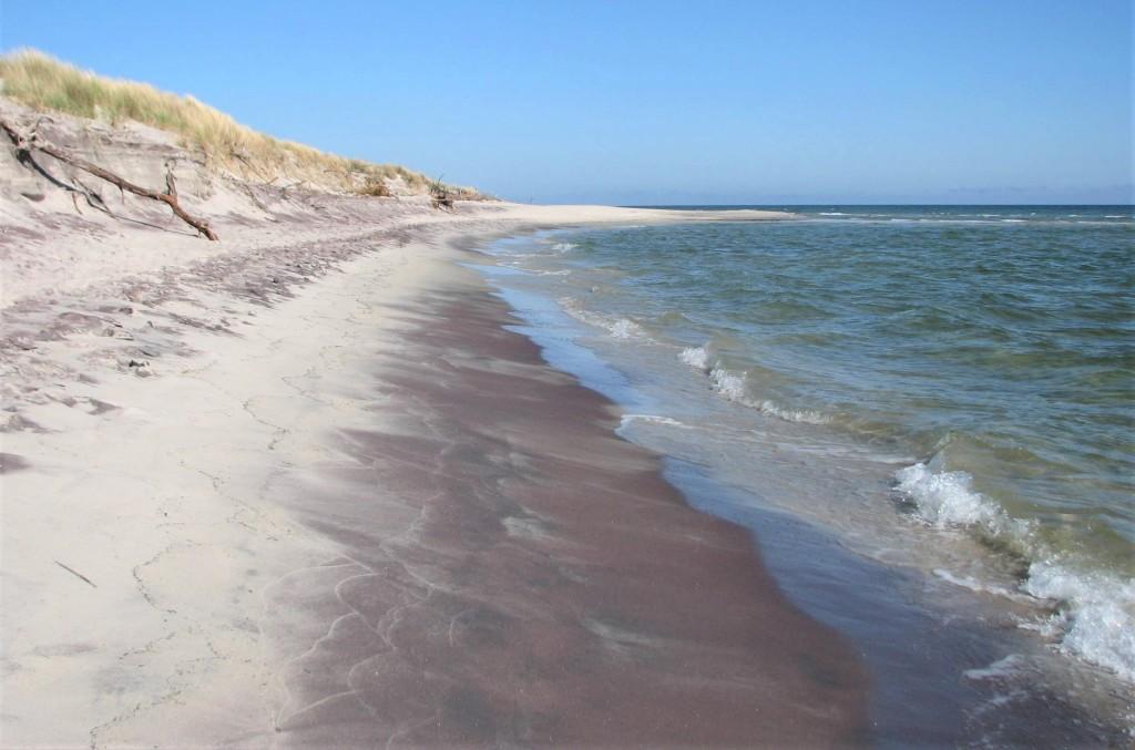 ciemny piasek na plaży półwysep hel