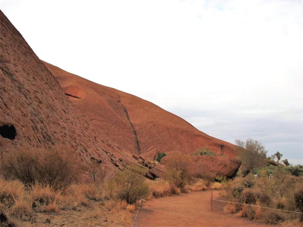 droga spacerowa wokół Uluru Australia