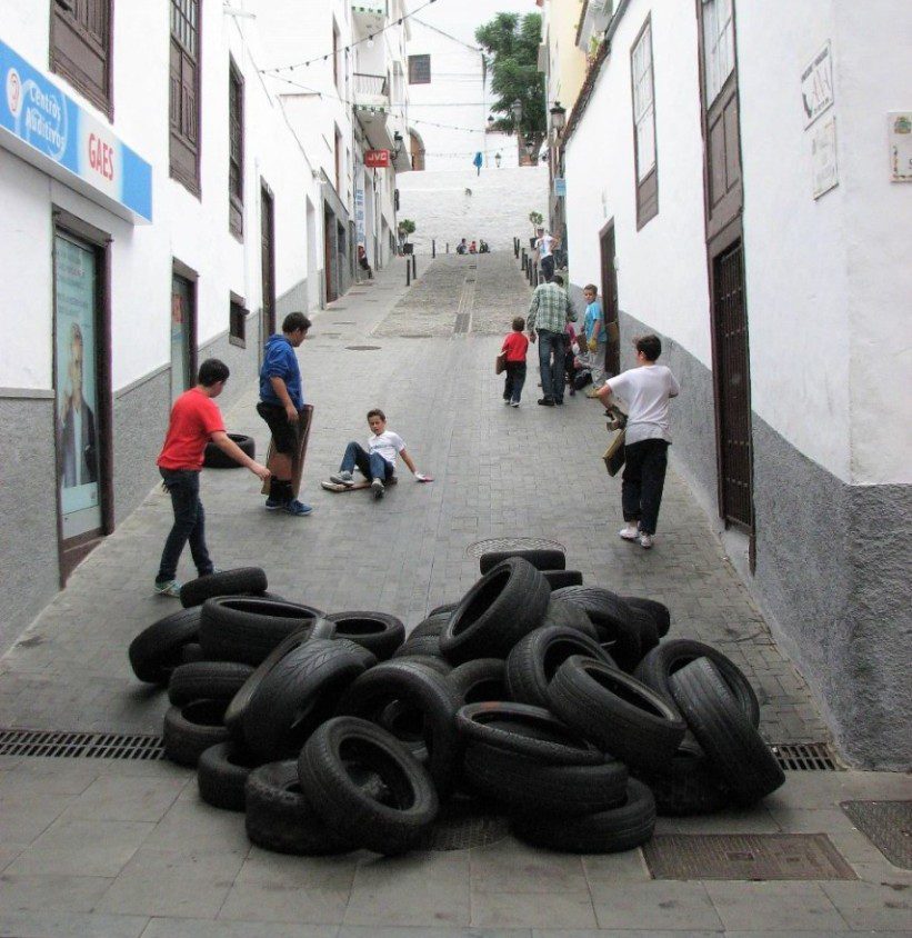 dzieci zjeżdżające na deskach w stertę opon na ulicy Icod de los Vinos Teneryfa