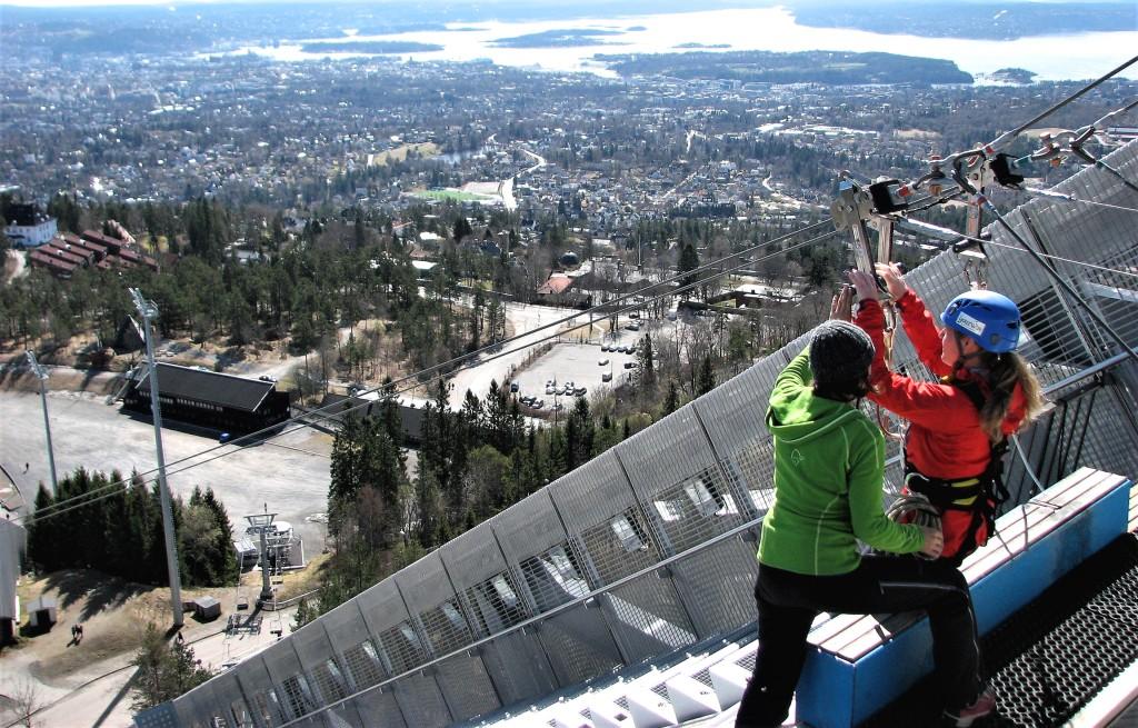 dziewczyna zjeżdżająca na tyrolce na skoczni w Holmenkollen Oslo