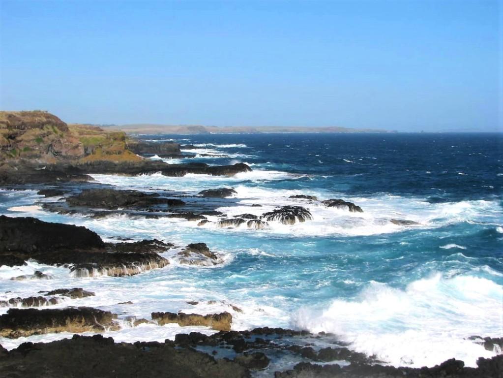 fale uderzające o skaliste brzegi Phillip Island