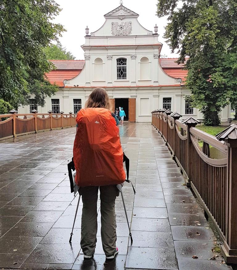 ja z plecakiem przed Kościołem na Wodzie w Zwierzyńcu