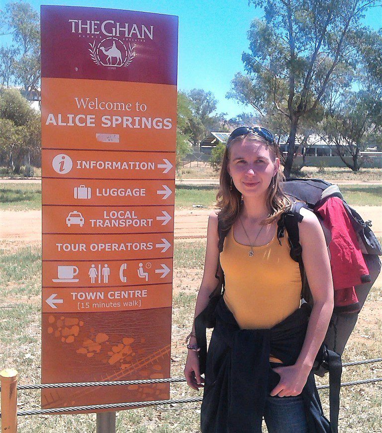 ja z plecakiem przy tablicy na dworcu kolejowym w Alice Springs