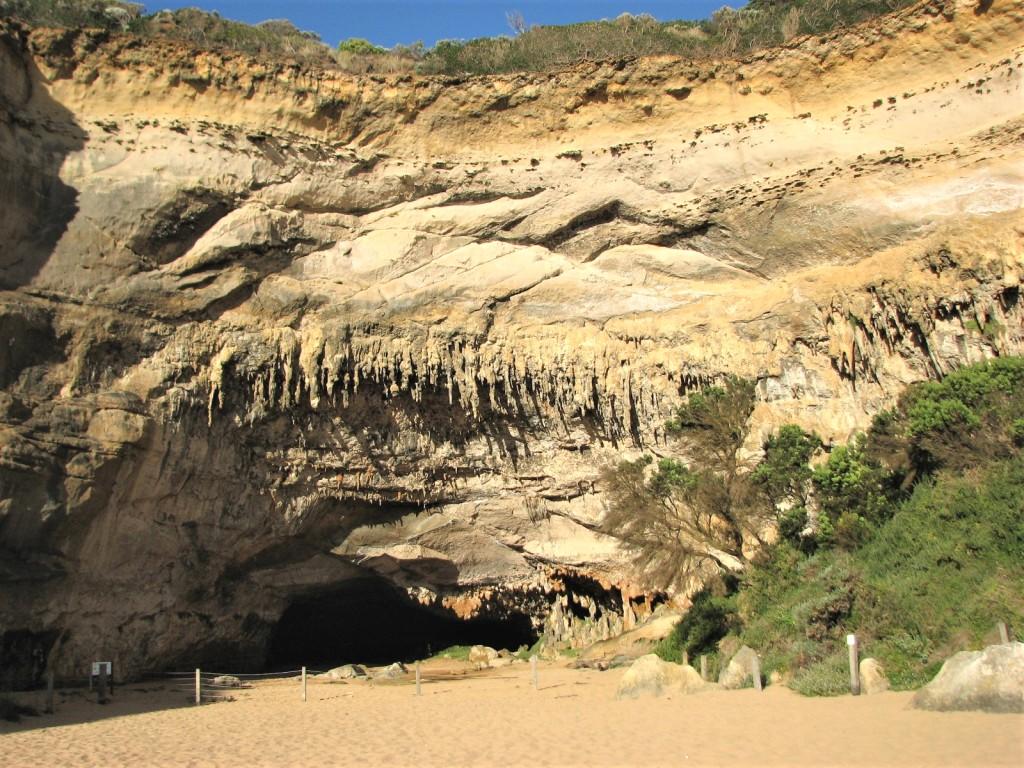 jaskinia w zatoce Loch Ard Bay ze strukturami naciekowymi Great Ocean Road Australia