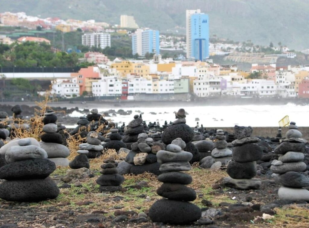 kamienne piramidki na plaży Puerto de la Cruz Teneryfa