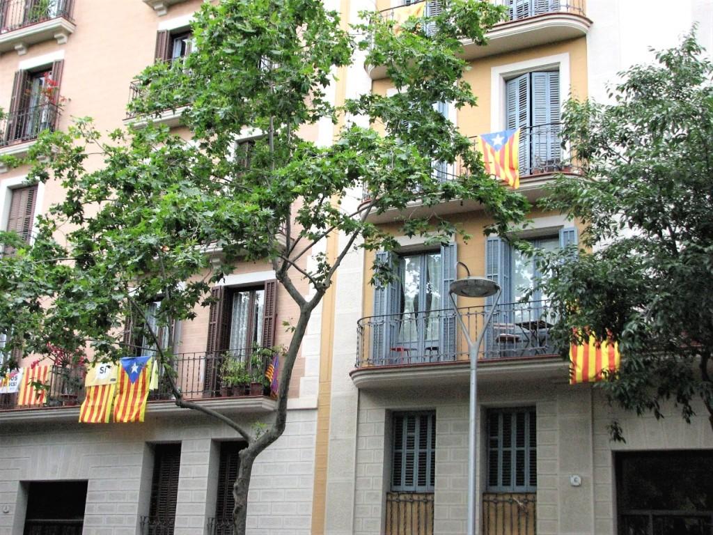 katalońskie flagi w oknach Barcelona