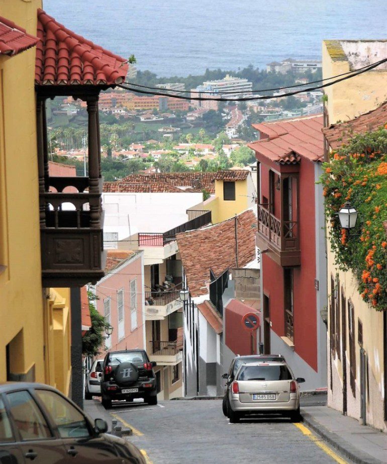 klimatyczna uliczka La Orotava w tle hotele Puerto de la Cruz Teneryfa