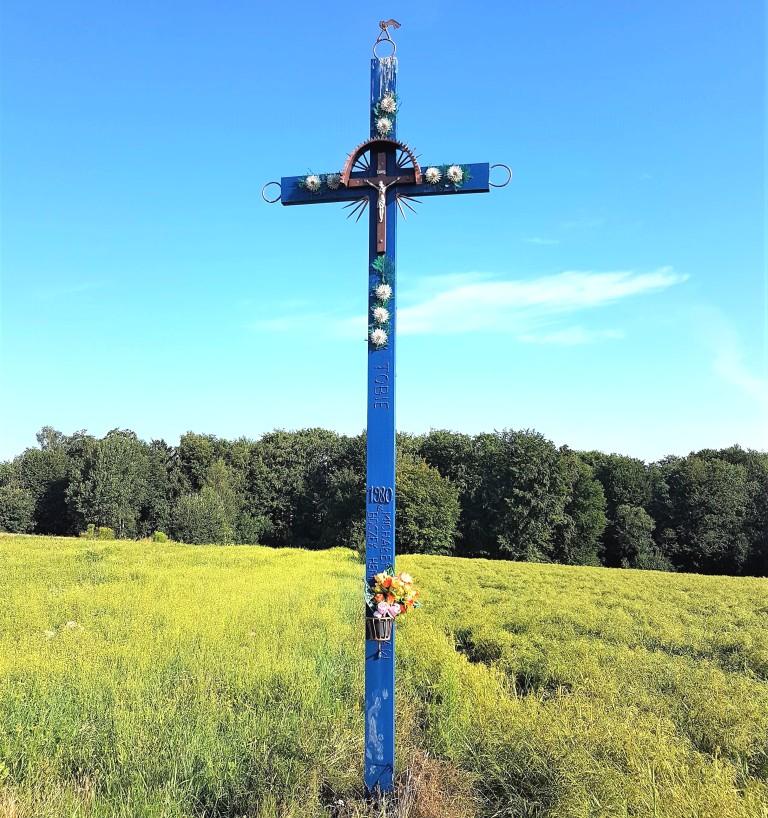 malowany i zdobiony krzyż pośród pól na Roztoczu