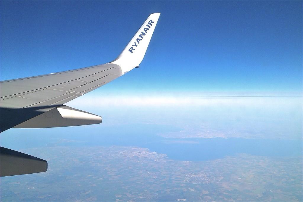 niesamowicie niebieskie niebo z pokładu samolotu Ryanair z Oslo do Szczecina