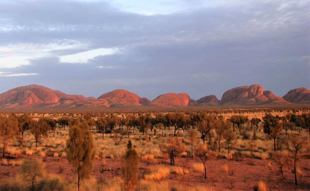 panorama The Olgas o wschodzie słońca Australia