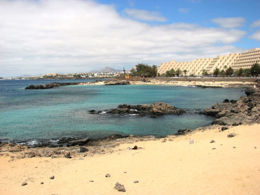 piaszczysto-skalista plaża w okolicy Costa Teguise Lanzarote