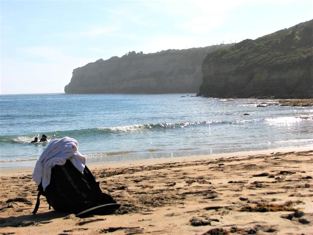 plecak i ręcznik na plaży w Port Campbell