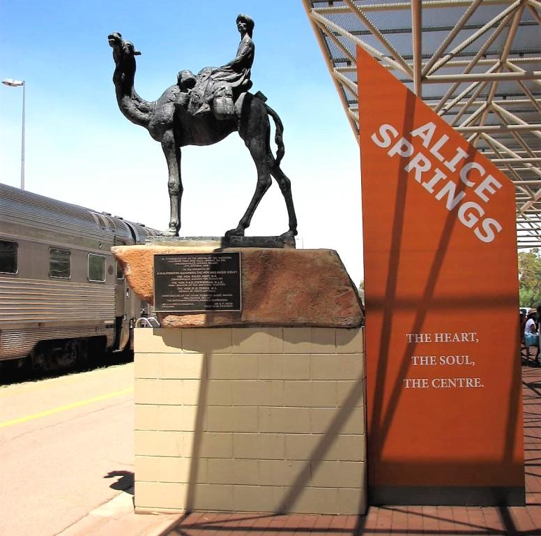 pomnik poganiacza wielbłądów na stacji kolejowej w Alice Springs