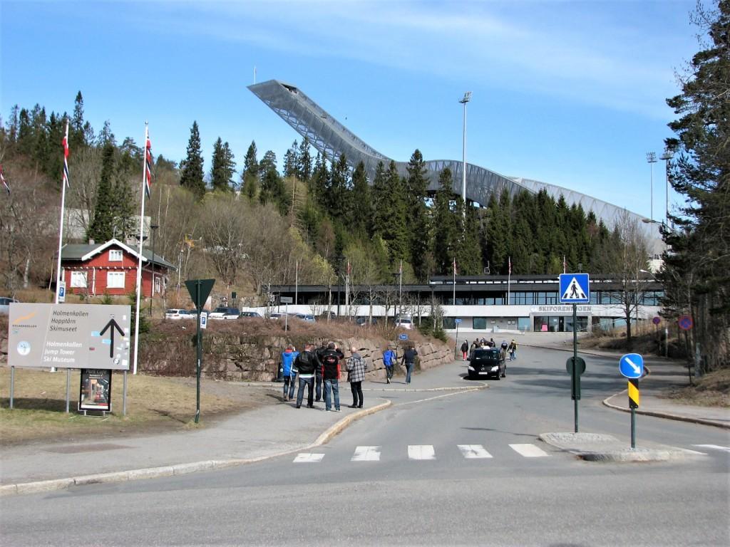 skocznia w Holmenkollen widok z ulicy Oslo