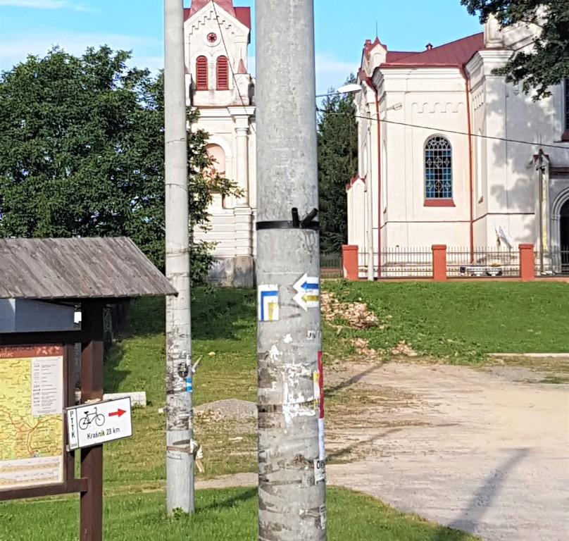 skręt szlaku żółtego i niebieskiego przy kościele św. stanisława w Batorzu