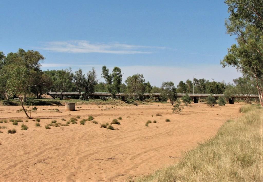 suche koryto rzeki Todd w Alice Springs