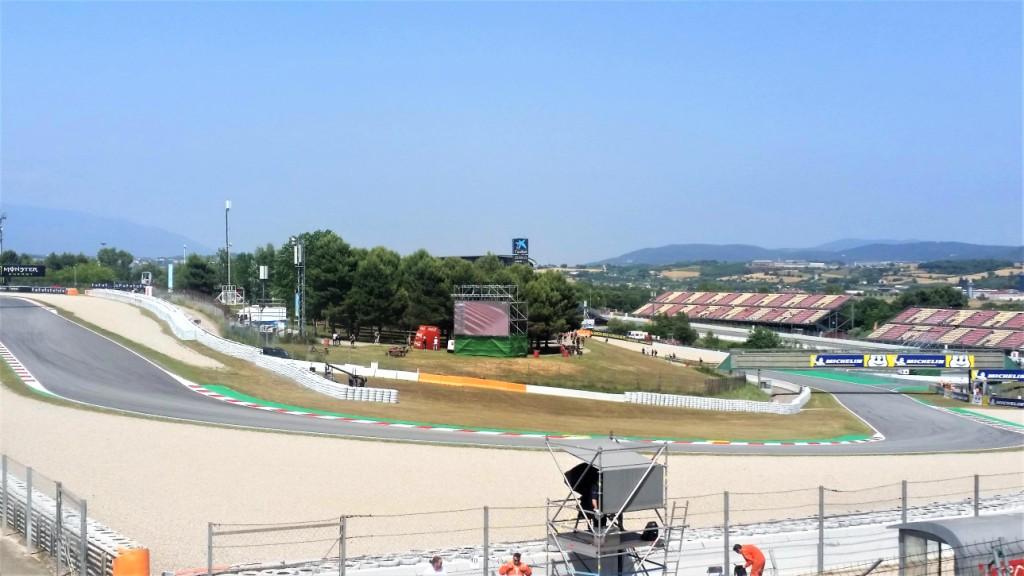 widok na zakręty toru wyścigowego Circuit de Cataluna w Barcelonie