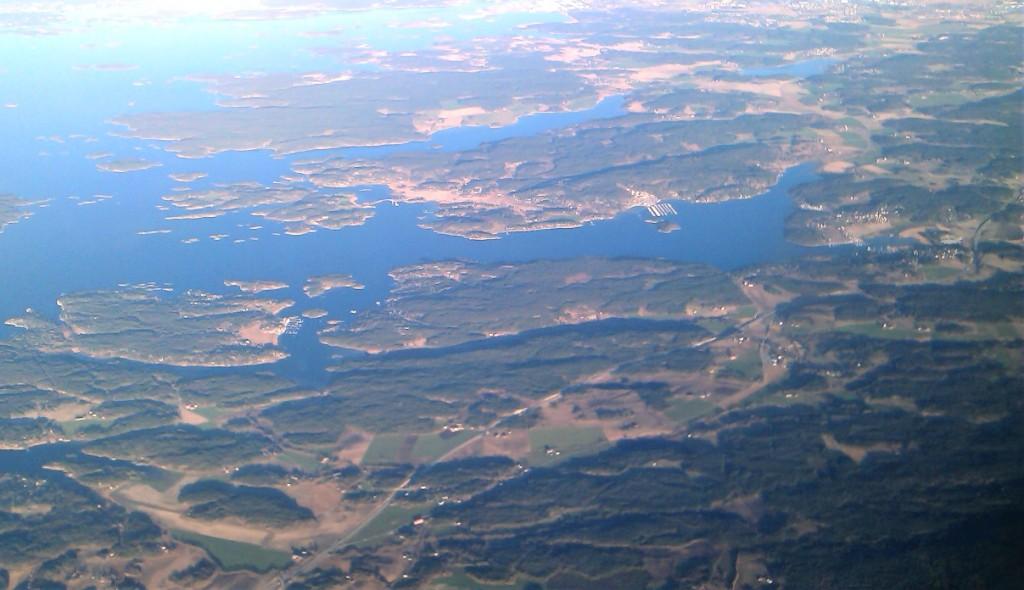 widok z samolotu na wybrzeże fjordowe