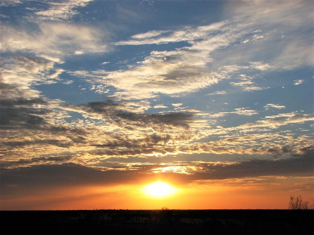 wschód słońca w okolicach Uluru