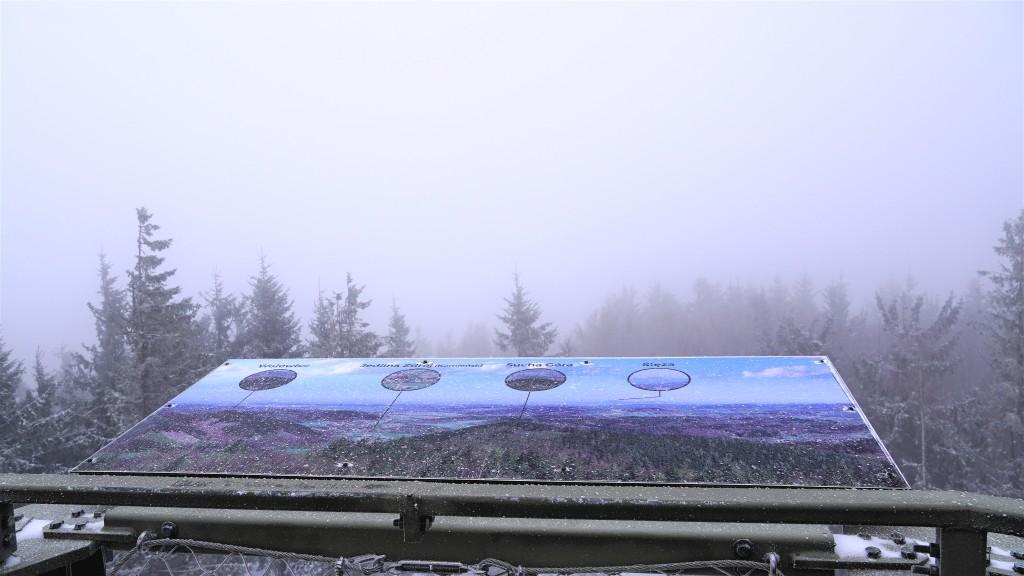 Borowa Góra tablica na wieży widokowej z opisem widzianych szczytów, które akurat zasłaniała mgła