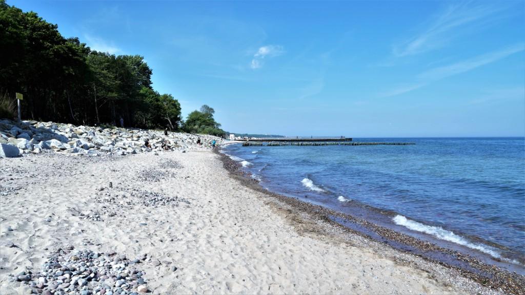Kamienista plaża na wschodnim krańcu Kołobrzegu
