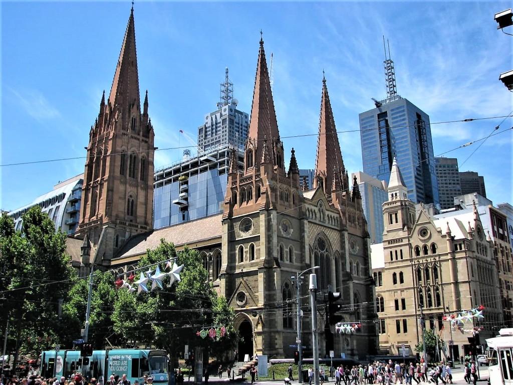 Katedra Św. Pawła na rogu Flinders Street i Swanston Street w Melbourne