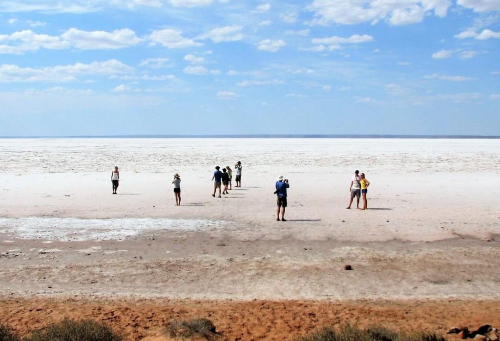 Ludzie chodzący po niecce słonego jeziora Hart