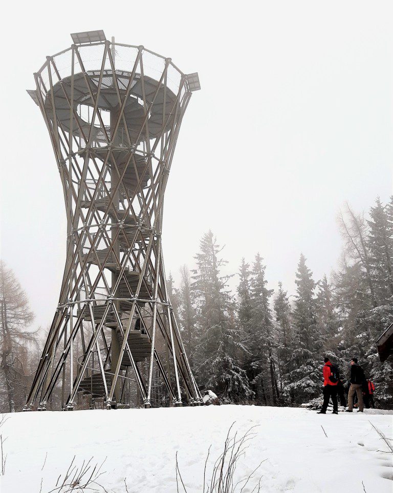 Stalowa wieża widokowa na szczycie Borowej Góry