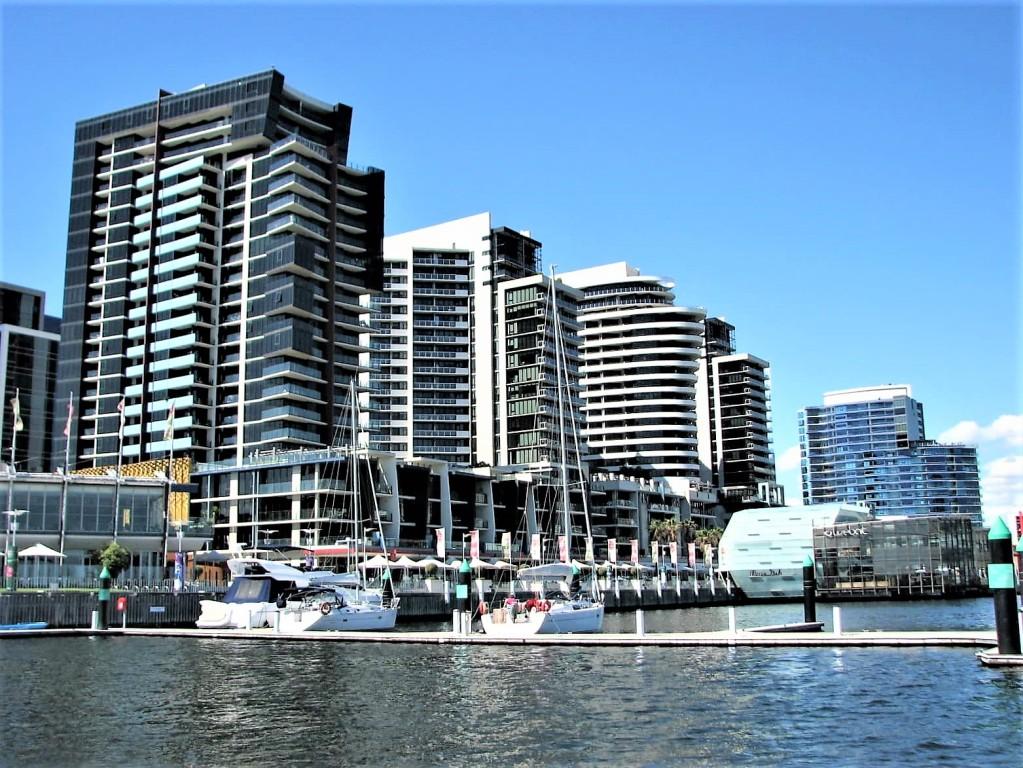 apartamentowce w Docklands w Melbourne