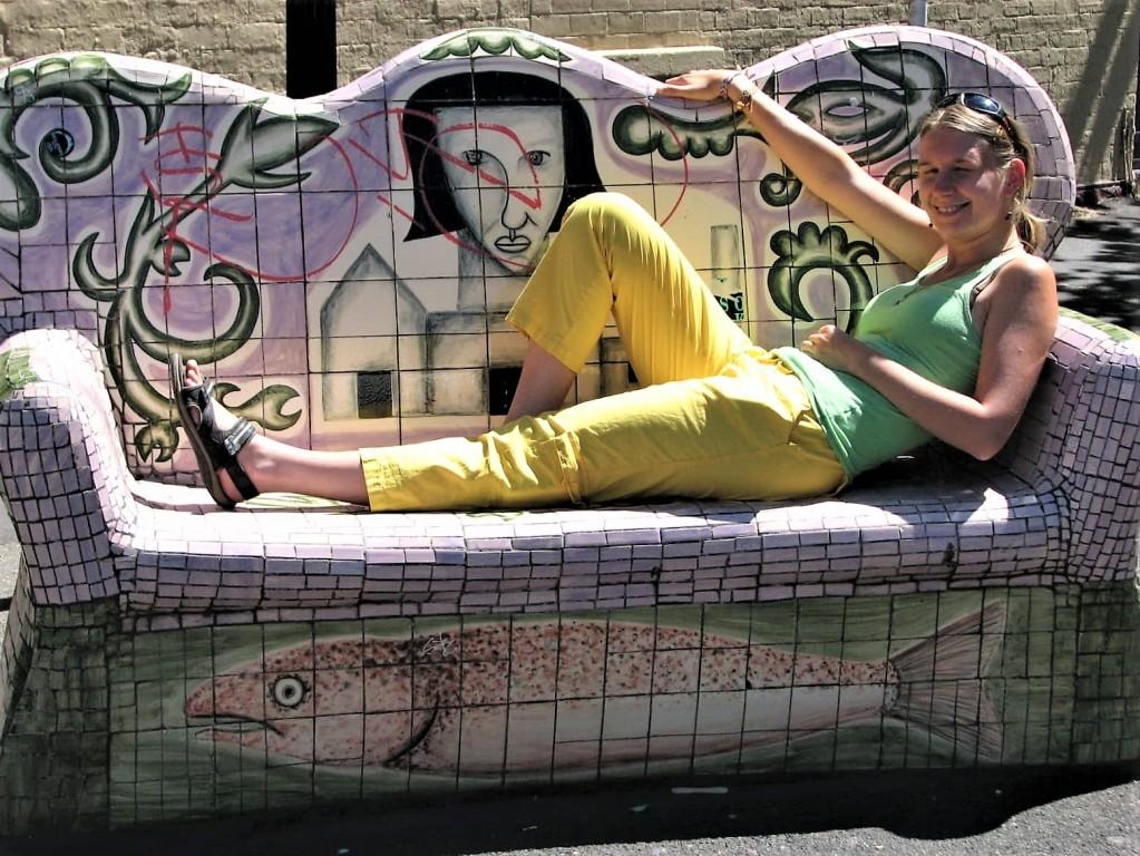 ceramiczna kanapa w dzielnicy Fitzroy w Melbourne