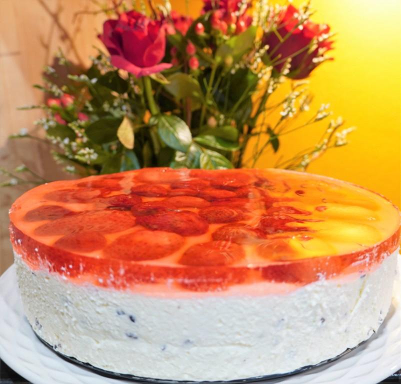 ciasto urodzinowe i bukiet róż