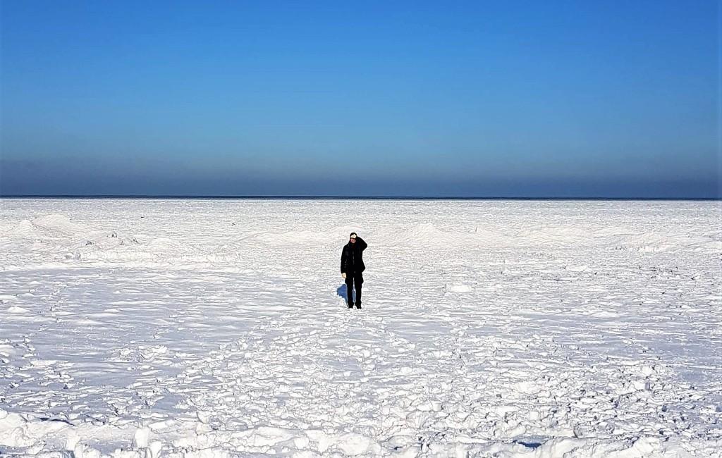 człowiek stojący na zamarzniętym Morzu Bałtyckim w Międzyzdrojach