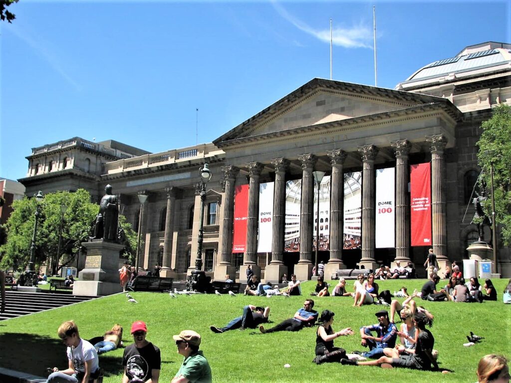 ludzie siedzący na trawie Melbourne