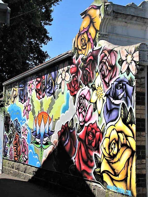 malunki na ścianach w dzielnicy Fitzroy w Melbourne