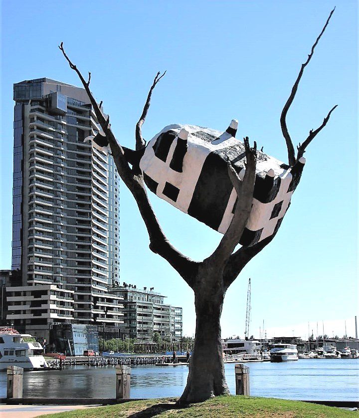 rzeźba krowy na drzewie Docklands Melbourne