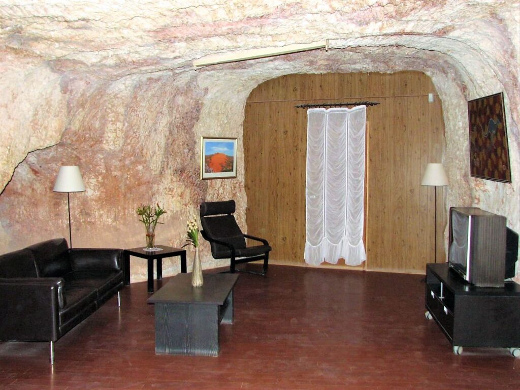 salon podziemnego mieszkania wydrążonego w skale Coober Pedy
