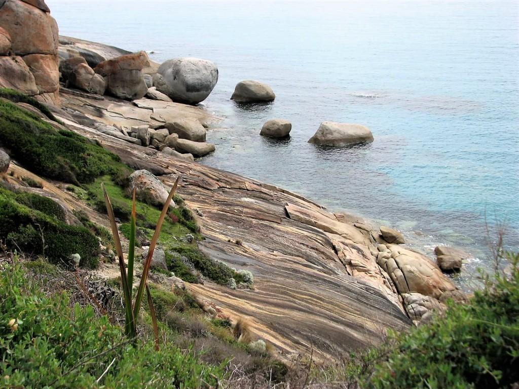 skały schodzące do morza w Cieśninie Bassa