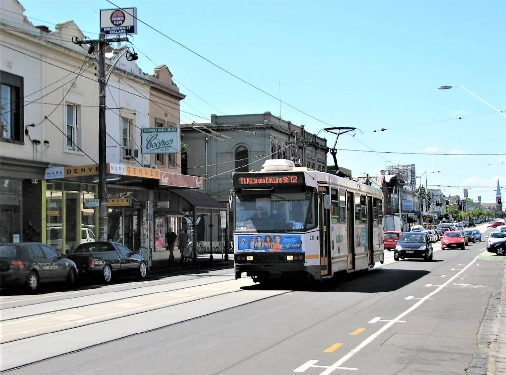 stary tramwaj jadący ulicą Brunswick Street w dzielnicy Fitzroy