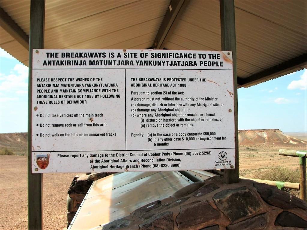 tablica informacyjna na jednym z miejsc postojowych na pustyni