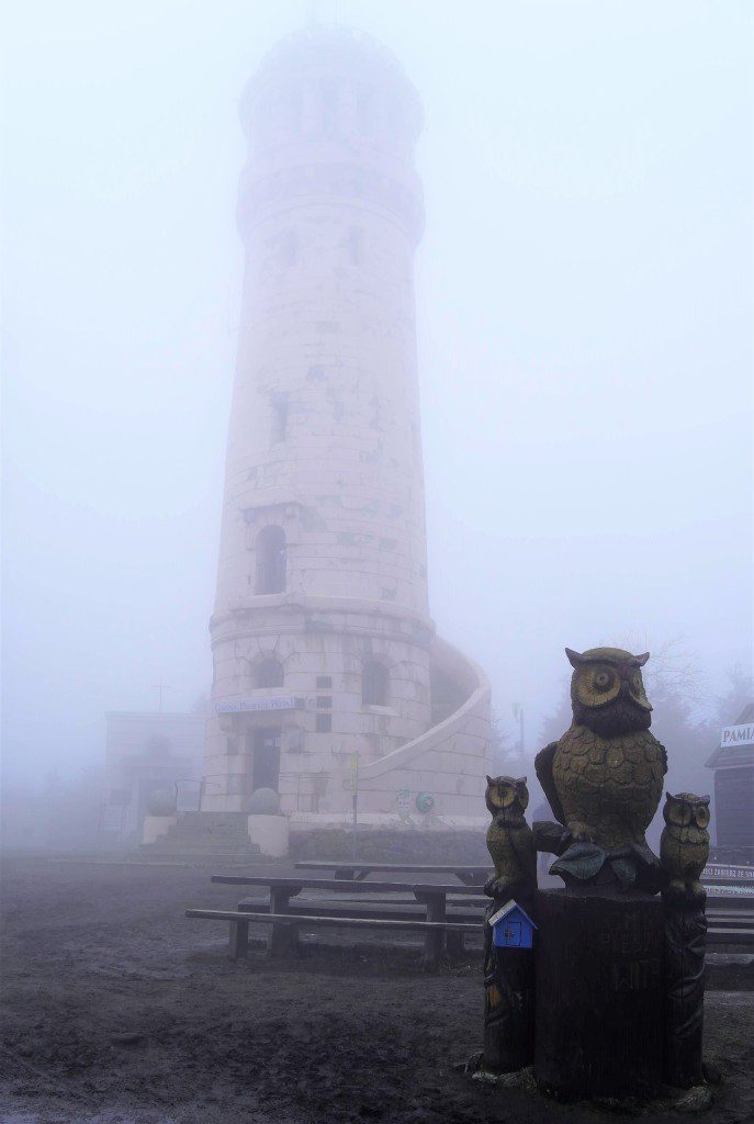 wieża widokowa na Wielkiej Sowie we mgle