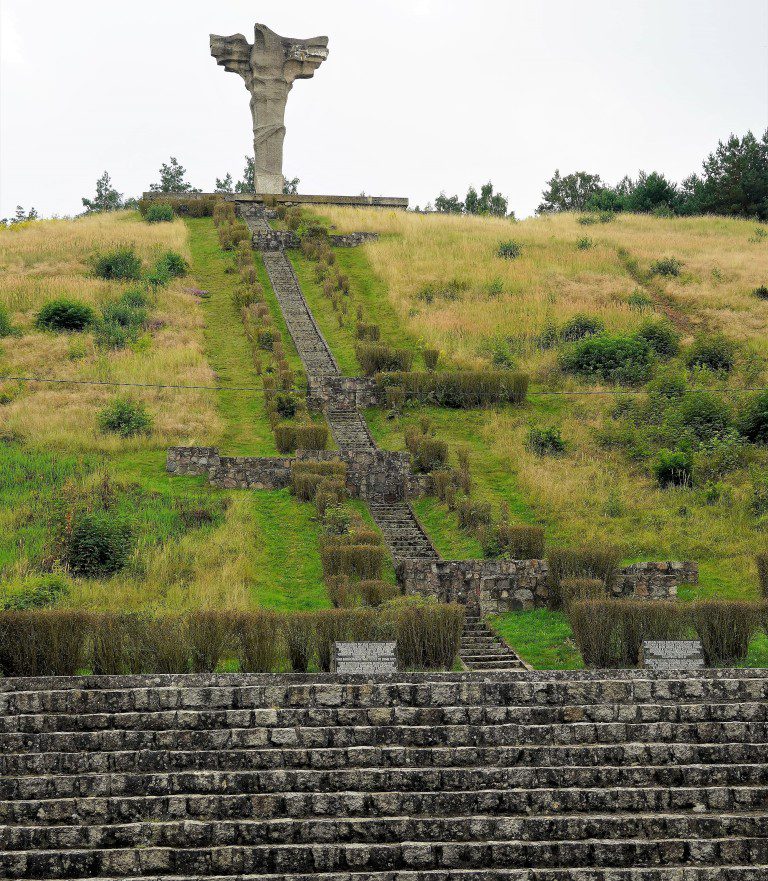 Pomnik Orła na Górze Czcibora koło Cedyni