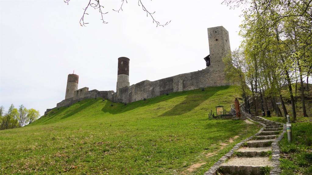 Zamek w Chęcinach widok ze schodów od strony miasta