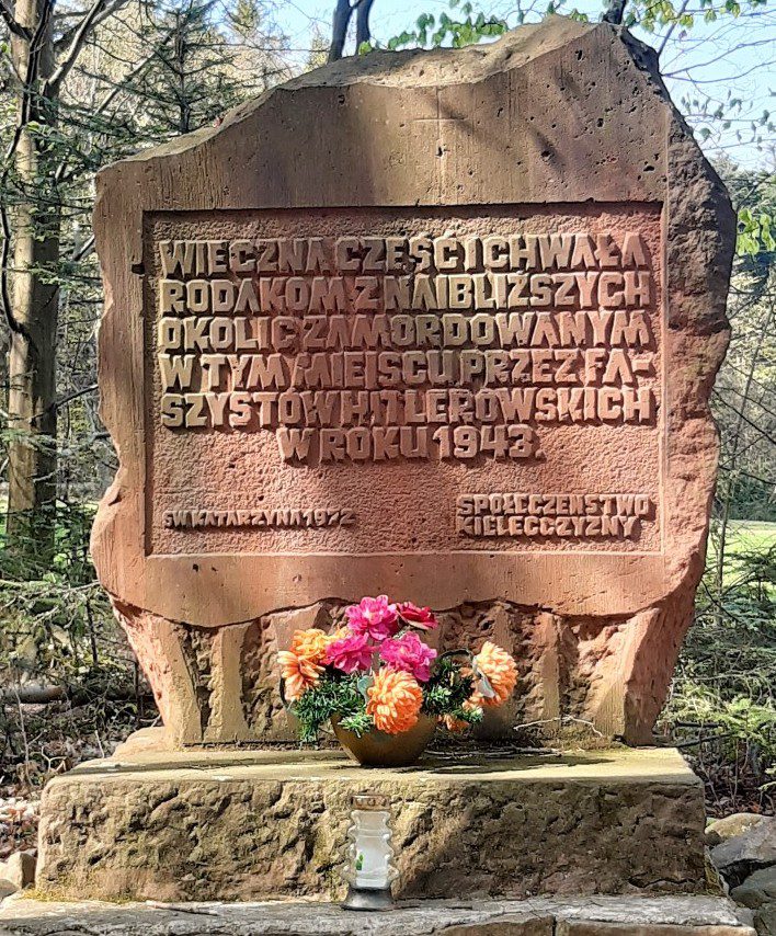 głaz upamiętniający mieszkańców Świętej Katarzyny i okolic zamordowanych przez hitlerowców w 1943 roku
