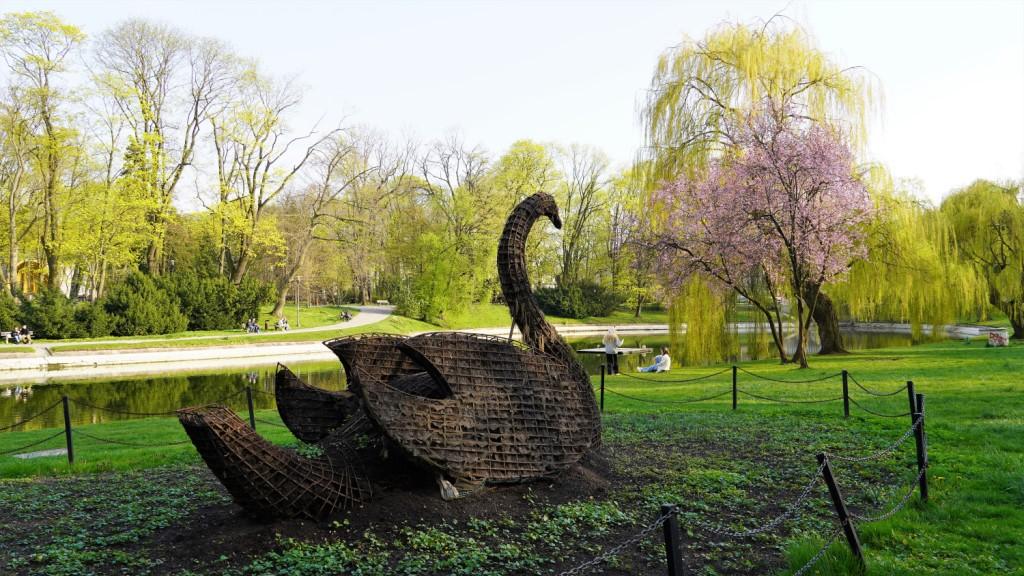rzeźba łabędzia w Parku Miejskim im. Staszica w Kielcach